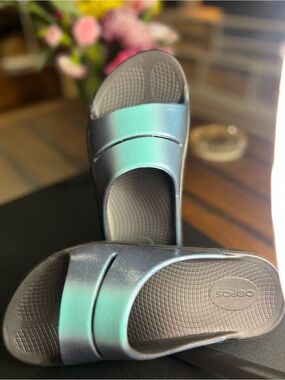 OOFOS OOahh Luxe Recovery Slides in the color Atlantis. BNWOB ladies 8 Men 6